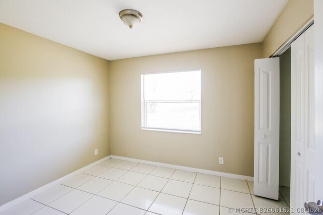 Building Photo - 1672 W Breezy Ln