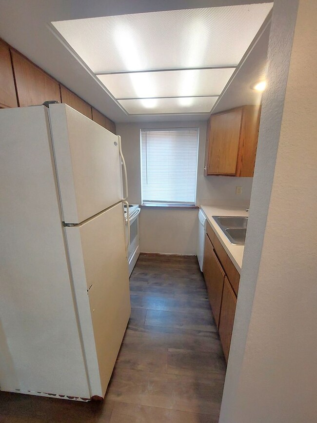 Building Photo - Great Two Bedroom in Central Location