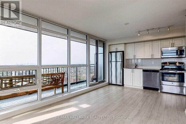 Photo du bâtiment - 830 Lawrence Ave W