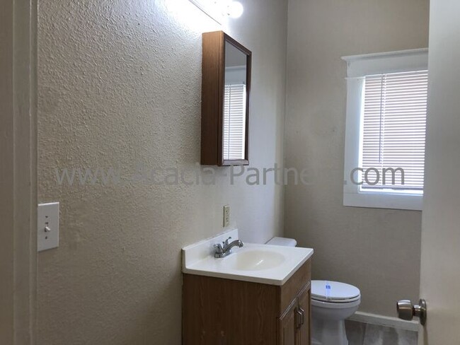 Building Photo - Charming Two Bedroom/One Bath