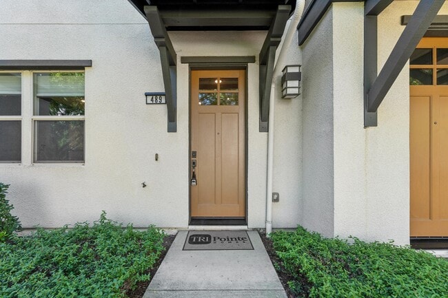 Building Photo - 489 Diller St