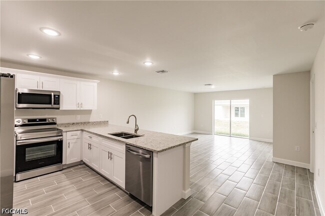 Building Photo - 3833-3835 Kitty Hawk Dr