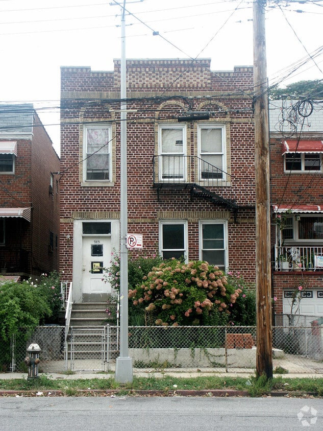 Primary Photo - 983 Burke Ave