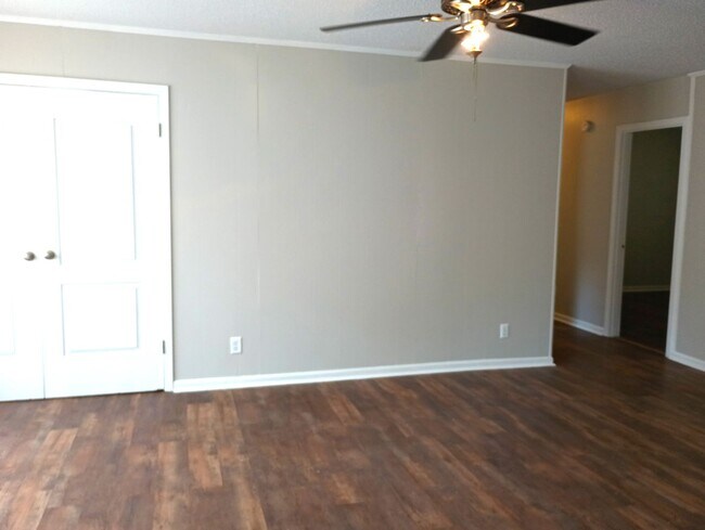 Foto del edificio - 4 Bedroom 3 Bath Coming Available!!