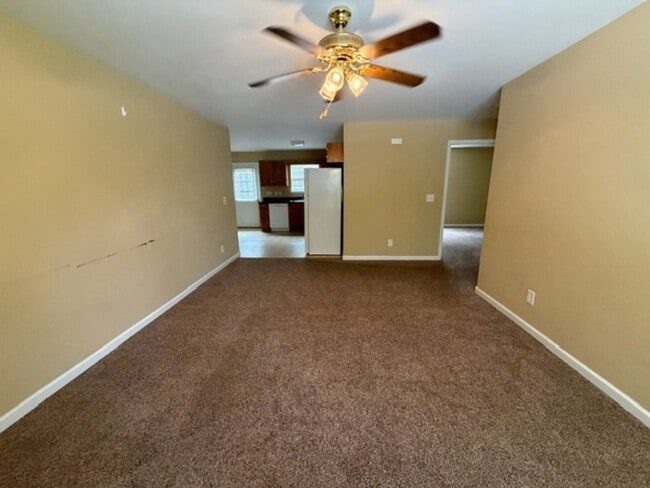 Building Photo - 2 Bedroom 2 Bath Duplex with Garage