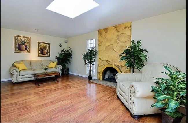 Building Photo - 334 Los Pinos Way