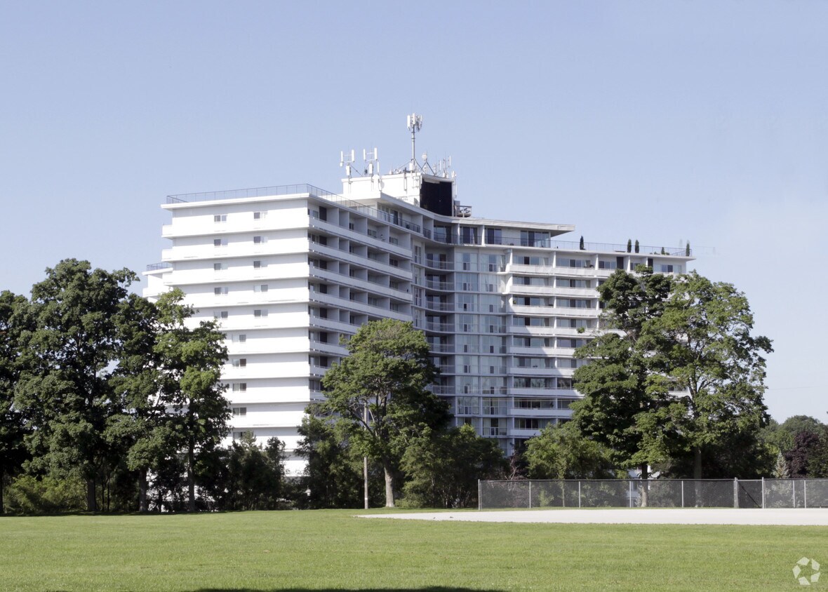 La Salle Towers 20 North Shore Blvd W Burlington, ON