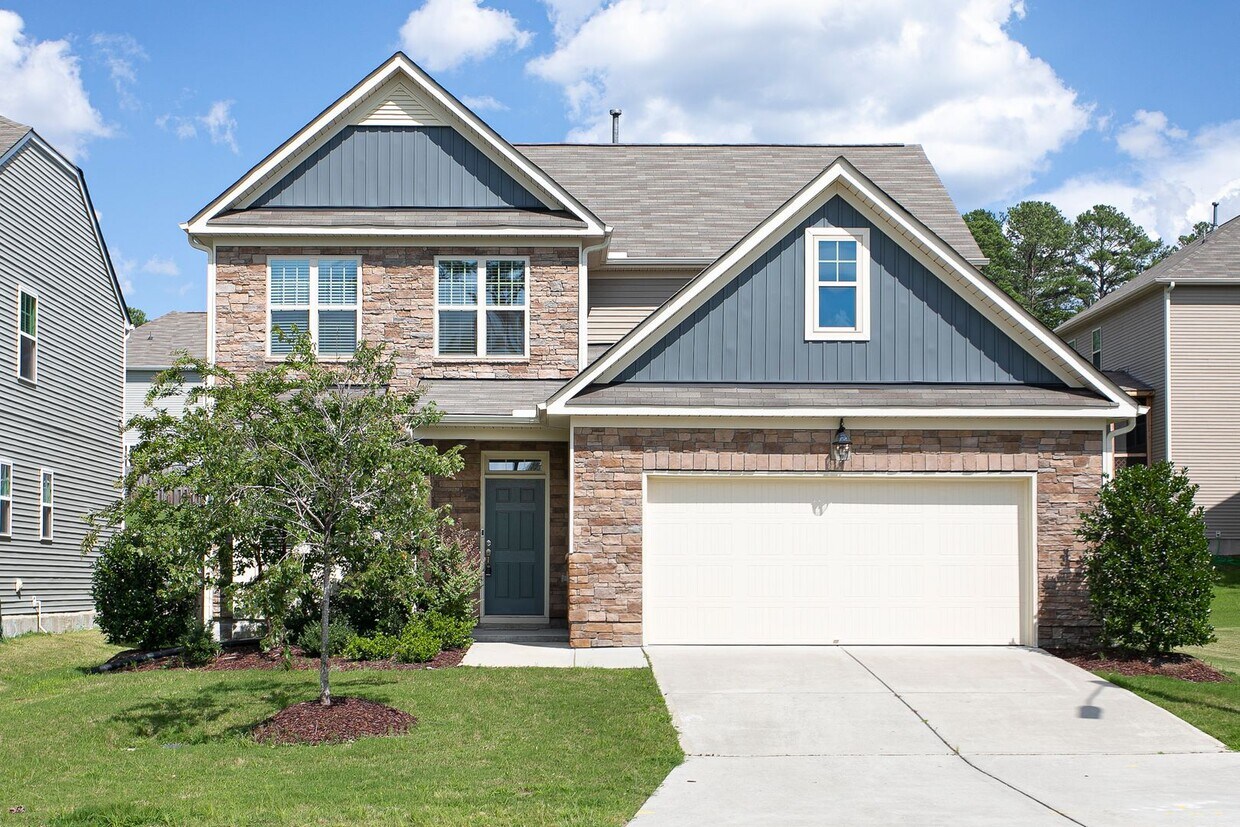 Primary Photo - Gorgeous 4 Bedroom Home with Fenced in Bac...
