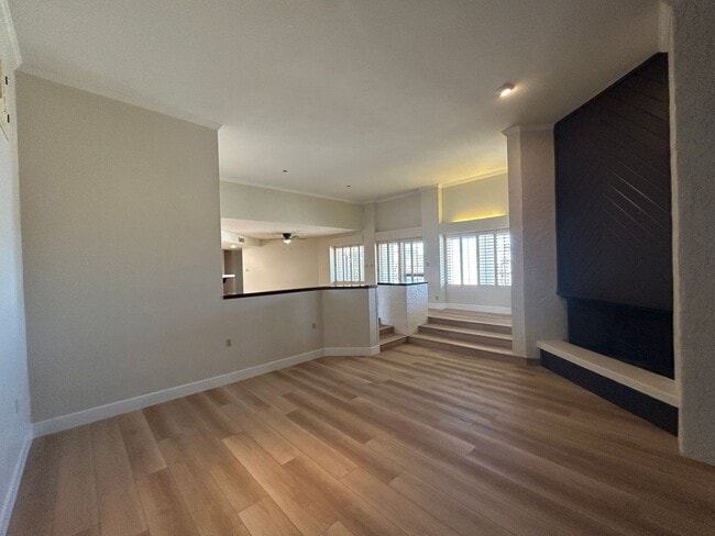 Building Photo - 985 E Campina Ln