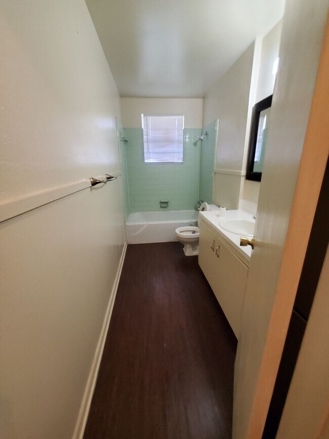 Building Photo - 3 Bedroom 1 Bathroom-$300 Off 1st Month