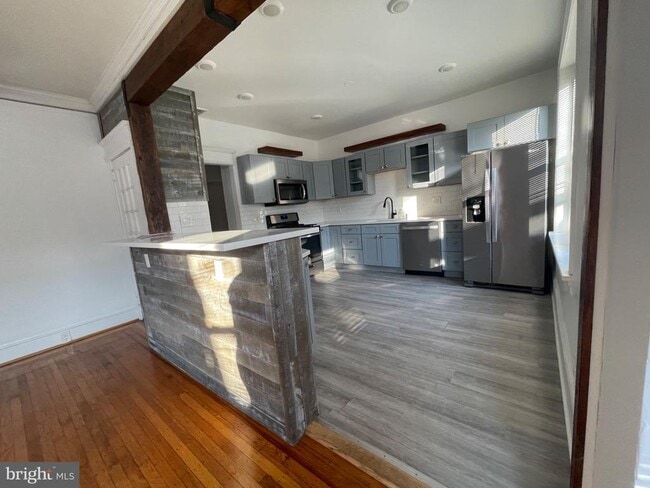 Building Photo - 114 Levering St