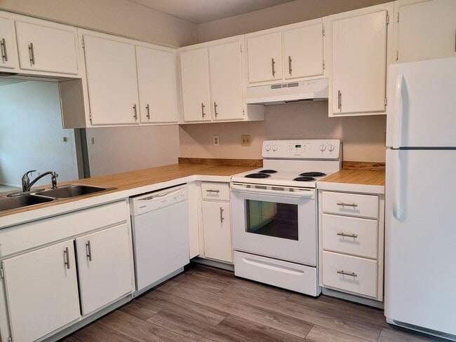 Building Photo - quiet cul-de-sac, new carpet, paint and ap...