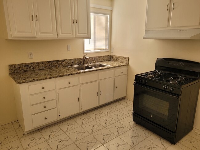 Building Photo - 1426 Orizaba Ave