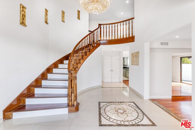 Building Photo - 2750 N Glenoaks Blvd