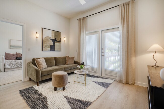 Amplia sala de estar con un diseño abierto y acogedor en Sageland Flats en Brooks. - Sageland Flats at Brooks