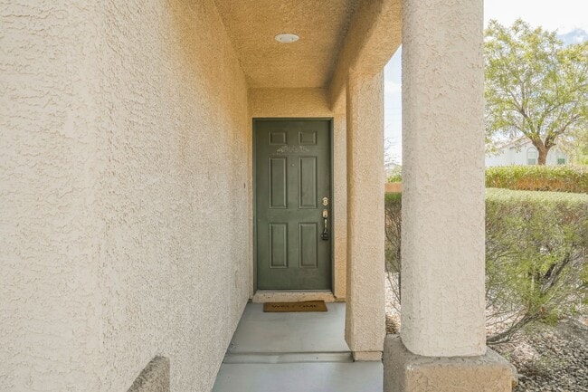 Foto del edificio - This Stunning 3 Bed, 2 ½ Bath Home Is A Ra...