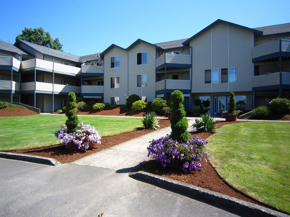 Foto principal - Two Bedroom Flat in Quiet 55+ Community