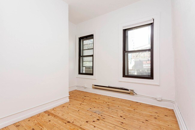 Foto del edificio - 300 W Broadway