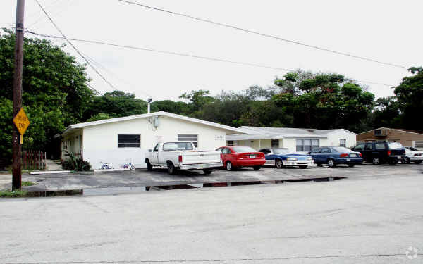 Building Photo - 1939 Riverside Dr