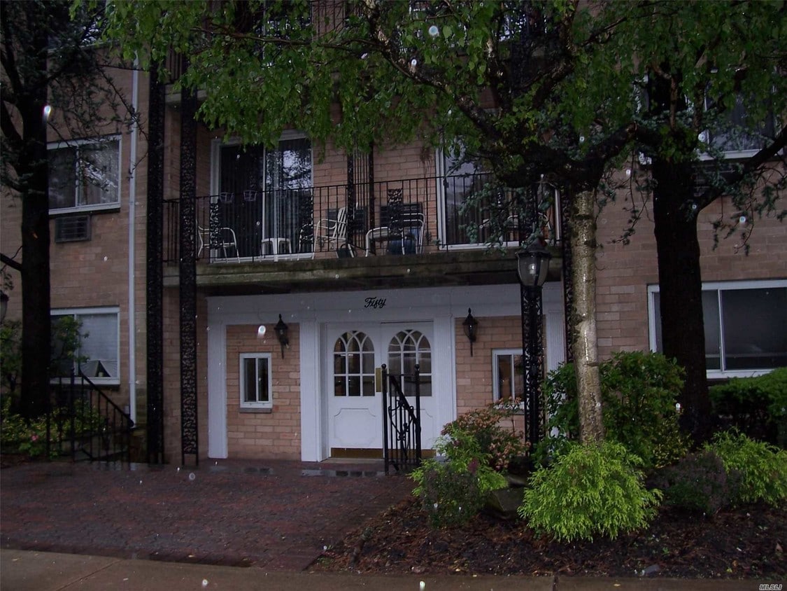 50 Lenox Rd Unit A 4, Rockville Centre, NY 11570 Room for Rent in