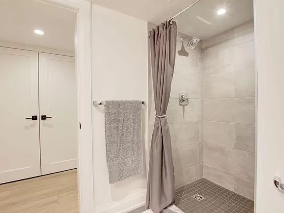 Building Photo - Broadway