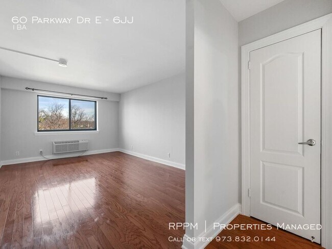 Building Photo - 60 Parkway Dr E - 6JJ - 1 full bath