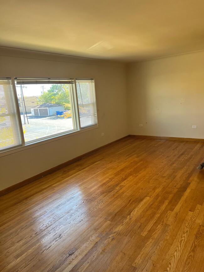 Building Photo - 7245 W Lawrence Ave