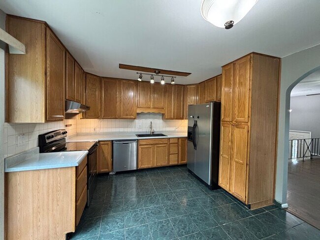 Building Photo - 539 N Powahatan Dr