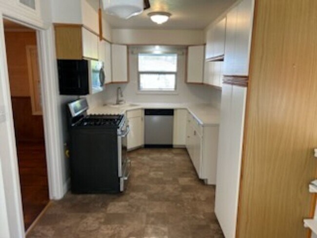 Foto del edificio - SHOWING Mon 12/8, Friday 12/12 at 1pm, and Wed 12/10 at 2:30pm