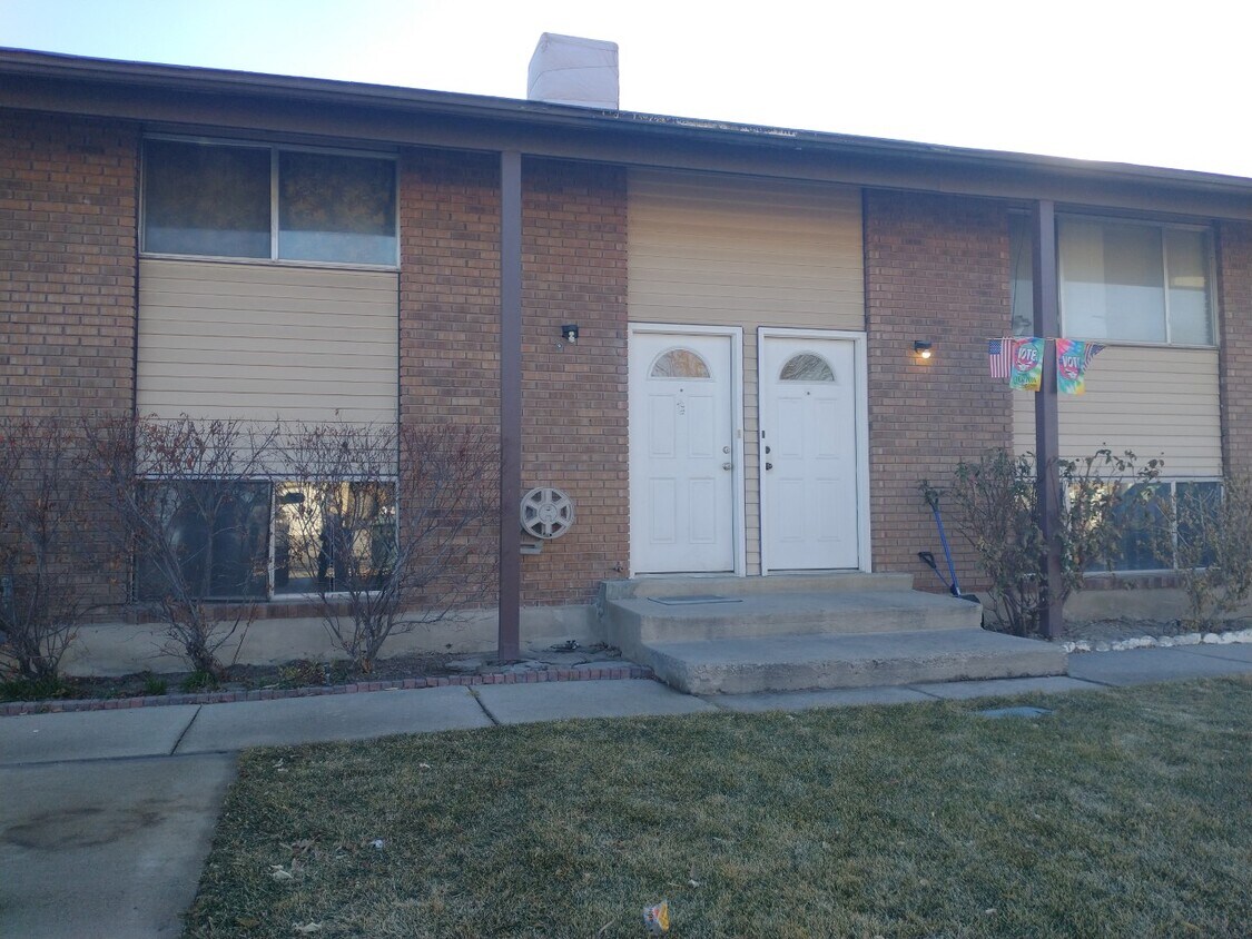 duplex - 2537 W Robin Rd