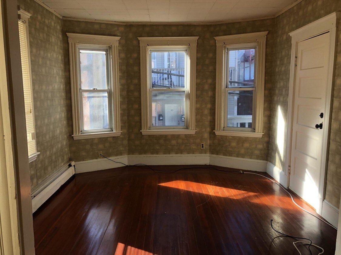 Primary Photo - Spacious 2 Bedroom, Deleaded, Available NOW