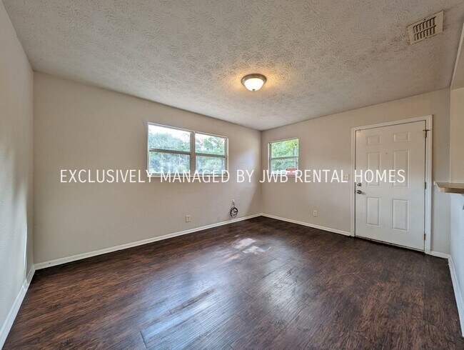 Building Photo - 2224 Looking Glass Ln