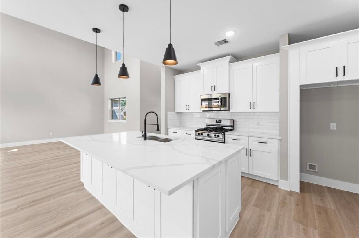 Primary Photo - 2606 Martinas