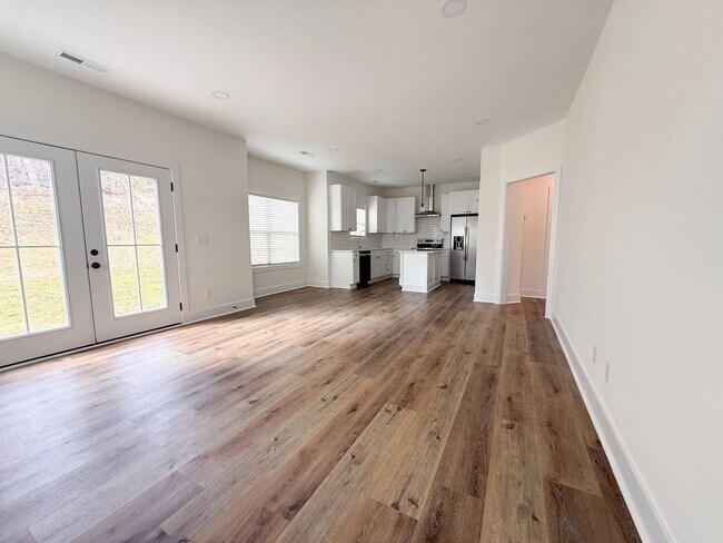 Foto del edificio - 3 Bedroom Home with 2 Car Garage and Resort Style Pool Access