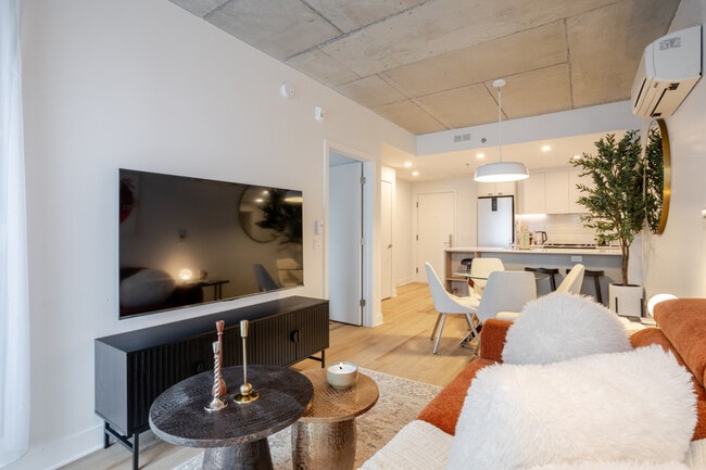 Building Photo - 450 Rue Saint-François-Xavier-SI ID1602291P