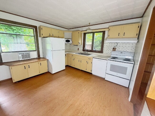 Building Photo - Charming Single Family 2 Bed/1 Bath in Groton!