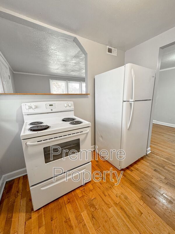 Building Photo - 325 E 28th Ave