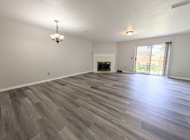 Building Photo - "$300 OFF MOVE-IN SPECIAL! Spacious 3-Bed, 2.5 Bath Townhouse Nestled in the Heart of East Arling...