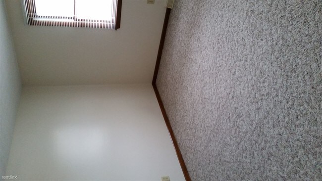 Building Photo - 1345 S Center Rd