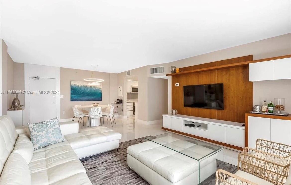 Primary Photo - 10275 Collins Ave