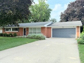 Building Photo - 207 Ivanhoe Way