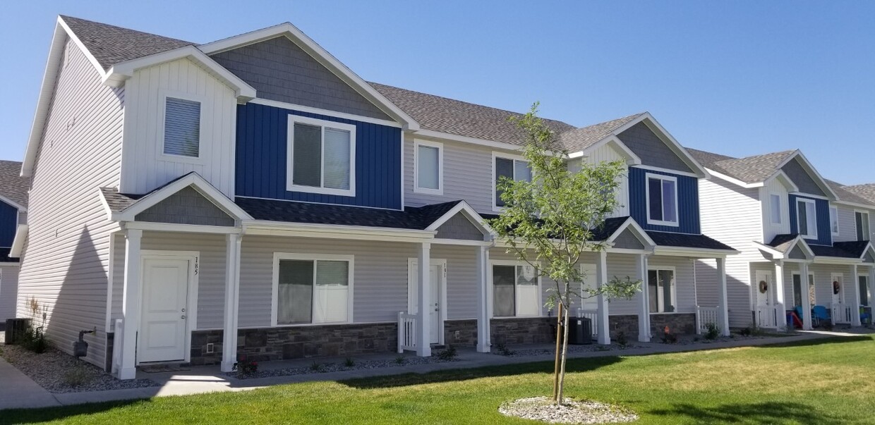 Foto principal - 3 bed, 2.5 bath town home in Idaho Falls/A...