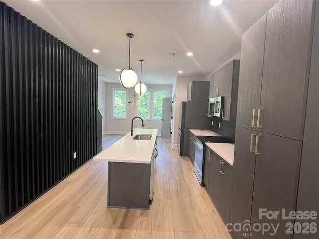 Foto del edificio - 1358 Briar Creek Rd