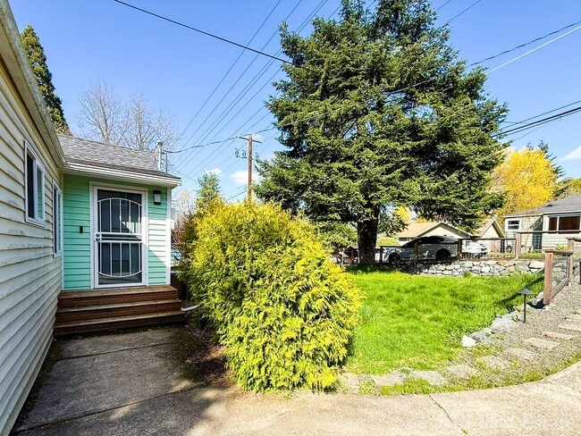 Building Photo - Beautiful newly remodeled 3 bed/2 bath home! Walking distance to Northgate Lightrail!