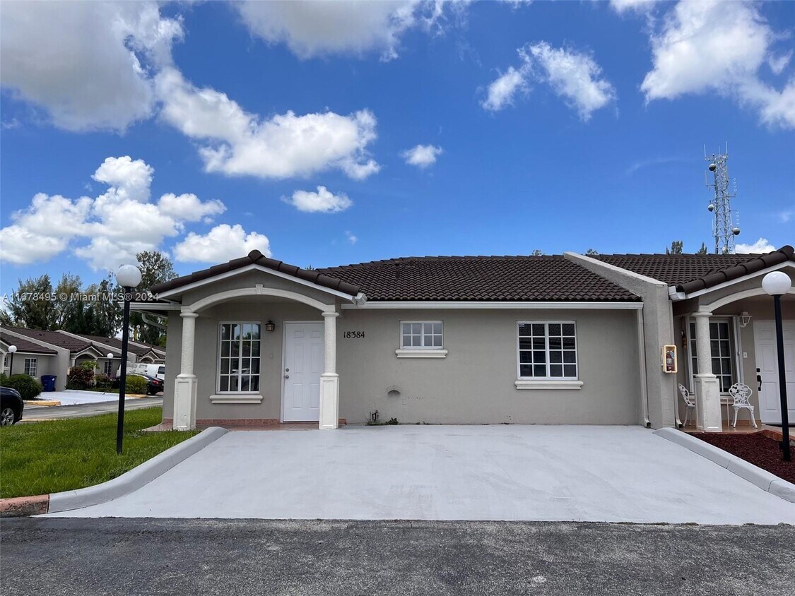 Foto principal - 18384 NW 76th Pl