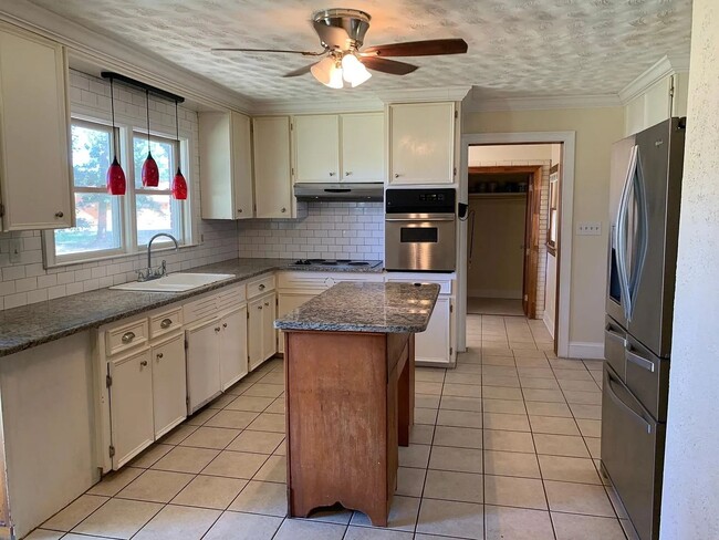 Building Photo - 258 Prince Charles Dr