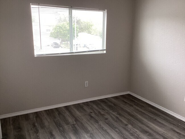 Building Photo - Nice & Spacious 3/2.5/1 townhome