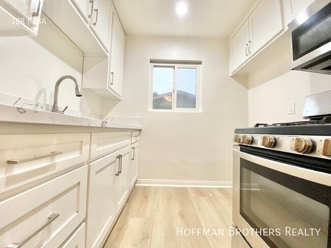 Building Photo - 1602 Winona Blvd Los Angeles, CA 90027