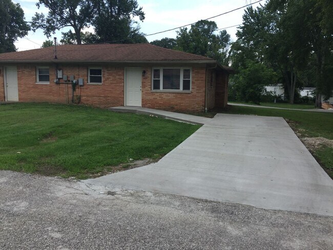 Building Photo - 2 Bedroom 1 Bath Duplex Convenient to westside industries and Ivy Tech