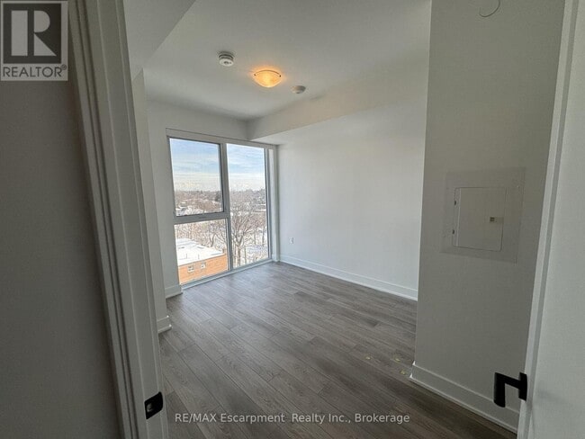 Building Photo - 2088 James St